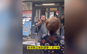 (影) 「大英雄」重慶街口怒罵封控 武警現場抓人 圍觀民眾把他搶救回來