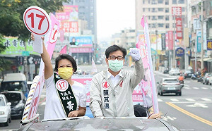 新人黃偵琳最後衝刺  陳其邁陪車掃、劉世芳市場拜票
