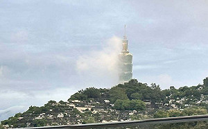 台北101飄「旗幟雲」！鄭明典曝成因：這片雲不是剛好經過