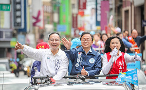 連兩天回鄉陪張善政車掃 朱立倫：全力保護台灣民主 　