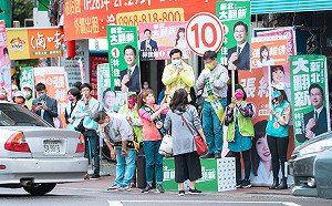 選戰倒數最後一天 林佳龍親挑中和站路口 