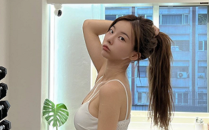 奎丁辣秀健身濕髮照！側面曲線網讚：超香