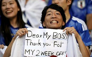 舉牌「謝謝老闆給兩週假期」FIFA 助推 這日本人暴紅 NTT出面認了 : 請享受!