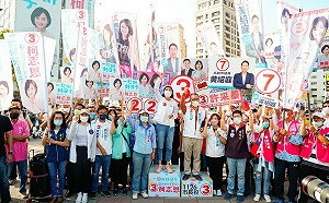 選前鐵人衝刺行程  柯志恩站路口、車掃獲熱烈歡迎