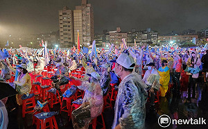 蔣萬安選前之夜風雨無阻 7點半號稱接近3萬人到場