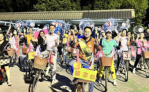 青年挺青年 蔡沐霖陪林志誠組創意自行車隊選前衝刺