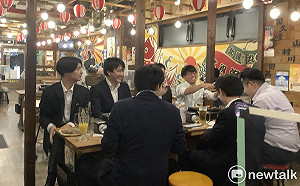 劉黎兒觀點》逆轉德國爽啦！日本球迷嗨翻開心舉杯慶祝 股票、岸田支持率都上漲