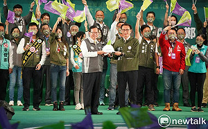 迎接下一個8年的美好 鄭文燦「交帽」鄭運鵬