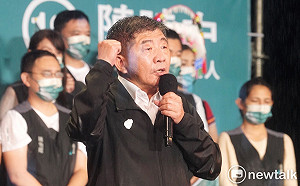 現場直擊》風雨澆不熄熱情！陳時中選前之夜支持者相挺 蔡蘇冒雨相挺