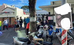 投高雄開票所頻傳失序  有人破壞競選旗幟、有人撕毀里長選票