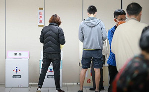 投票到一半手機響！阿嬤還接電話GG了　中選會：入內關機