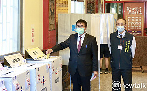 賴清德、黃偉哲投票  黃偉哲籲選後和平理性展現民主風範