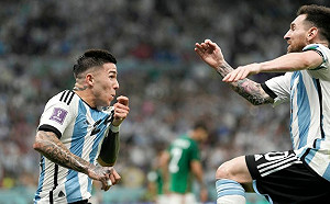 足球／Enzo進球、梅西指天致敬老馬　阿根廷足球世代傳承