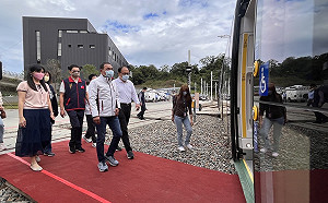 選後第一天續拚市政 侯友宜視察安坑輕軌捷運