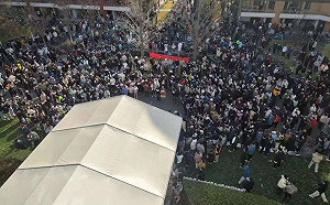 中國政府放寬緩慢 「白紙革命」不買帳 清華學生向習近平喊話：下台！