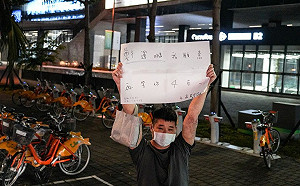 鄭運鵬謝票人氣飆 粉絲舉牌「等你4年」逼哭網友
