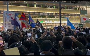 (影)｢白紙革命｣怒火燎原 中國人群聚東京街頭高喊：國賊習近平下台!