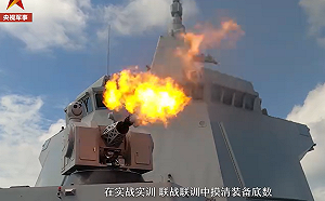 每分鐘能射砲萬發! 中共蓄意曝光新型導彈驅逐艦「大連艦」訓練畫面