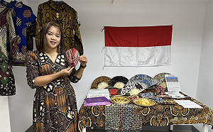 歡慶移民節將至 新住民手作蠟染桃花象徵在台「結實累累」