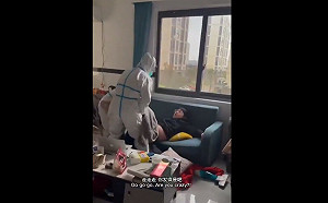 (影)中國暴力｢大白｣闖民宅抓人拖出集中隔離 不斷狂叫：你發瘋是吧!