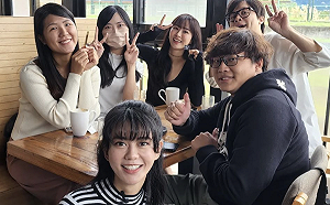 眾人合照竟將Howhow切掉！阿福調皮舉動網笑翻