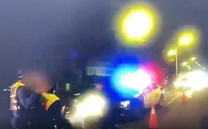 和前妻吵架氣頭上！板橋男拒受檢　衝撞警車遭開3槍逼停