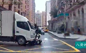 女騎士買菜返家遭小貨車猛撞！驚悚「噴飛瞬間」曝光