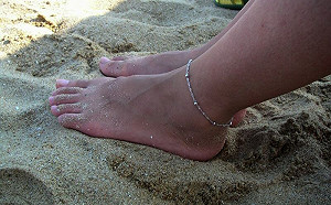 妹子戴腳環遭嗆「在賣身」！典故曝光眾驚呆：真有這一說