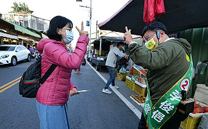 李俊俋與牽手陳佳慧 兵分二路掃街拜票