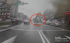 桃園Lexus「鬼切」害後車飛高高！騰空翻覆　驚險畫面曝