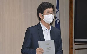 蔡適應論文抄襲該不該請辭立委？正反兩派網友論戰  留言灌爆臉書