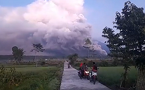 (影)印尼爪哇島火山爆發達！近2千人流離失所