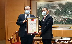 中選會頒發當選證書 侯友宜：把握當下讓新北市明天比今天更好     