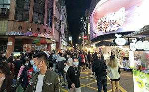 士林夜市復甦了？在地人曝「周末擠爆畫面」：人潮推著走