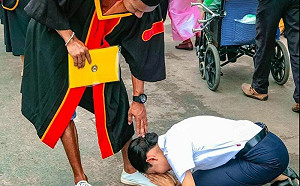 正妹大學畢典突然「五體投地」！行大禮真相超暖：懂感恩