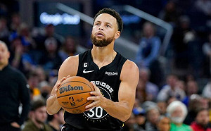 NBA／這是人類嗎？Curry用單手連續扔進5個後場三分球