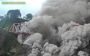 (影)印尼塞梅魯火山猛烈噴發2500人急撤 駭人熔岩碎屑流直擊