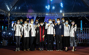 新北耶誕城全新主燈 光影特效磅礡解構市府大樓