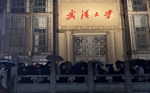 (影) 另類雨傘革命！ 武漢一大學封控還銲死大門 學生不滿冒雨抗議「要返鄉」