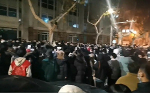 (影) 南京工業大學學生集會要求解封控 高喊 : 「動手就是第二個富士康」!