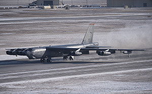 美澳防長會談拍板!美擴大駐澳部隊規模 B-52「輪換」長期部署