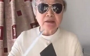 (影) 北京雙刀老太婆爆紅了! 稱上門消殺「大白」是暴徒 想怎麼死就送上西天