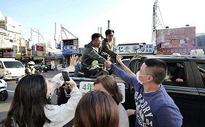 嘉市長選戰 陳其邁陪李俊俋掃街 黃敏惠發表政見手冊