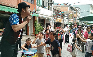 新北坪林北勢溪護岸牆面成畫布 開啟新篇幅