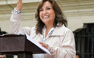 祕魯首位女總統宣誓就職!前總統搞政變要解散國會 反遭罷免被捕
