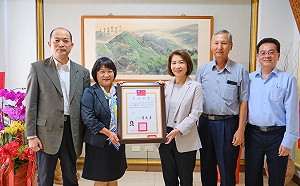 接下屏縣長當選證書  周春米:承擔縣政勇往直前
