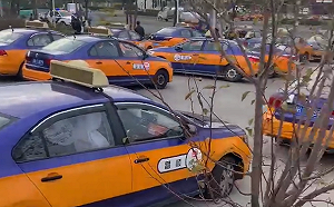 (影) 沒政府? 湖北荊門市燃氣遭壟斷漲價 計程司機聯合佔領加氣站抗議 