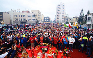 400年來第一次！大甲媽海路出巡澎湖 逾千信徒迎接