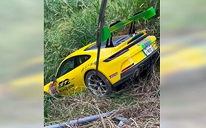 阿娘喂出事了!廖老大千萬保時捷「卡山溝」 受困畫面曝