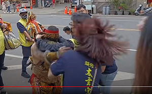 苗栗太玄宮乩童突「爆打女廟工巴掌」 全場竟沒人關心引爆眾怒